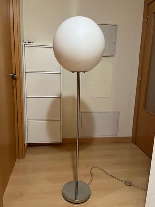Lámpara de pie esfera plateada y blanca