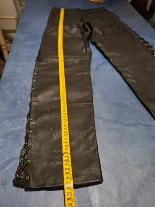 Pantalón piel / cuero negro con cordones laterales