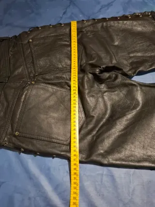 Pantalón piel / cuero negro con cordones laterales