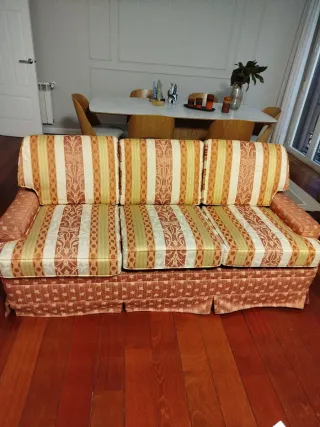 Sofá cama de tres plazas y dos butacas a juego