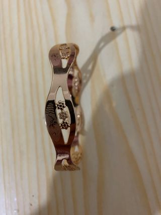 Pulsera dorada inoxidable con diseño floral