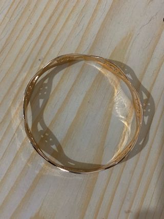 Pulsera dorada inoxidable con diseño floral