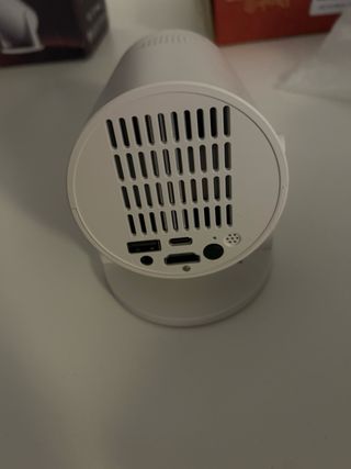 Proyector LED pequeñito con muy buena resolución.