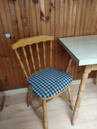 Conjunto de mesa y 4 sillas rústicas de madera