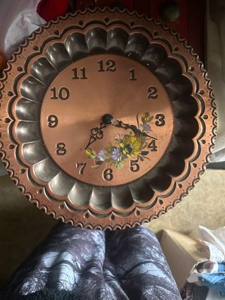 Orologio antico in rame decorato