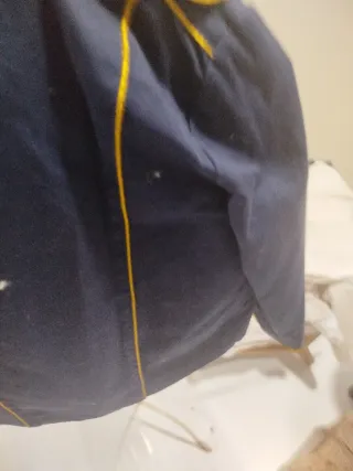 Chaqueta militar azul y dorada