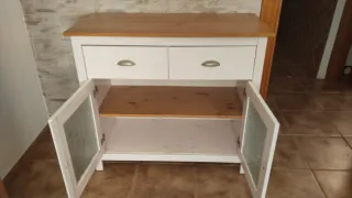 Mueble blanco con puertas cristal y cajones