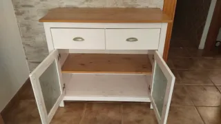 Mueble blanco con puertas cristal y cajones