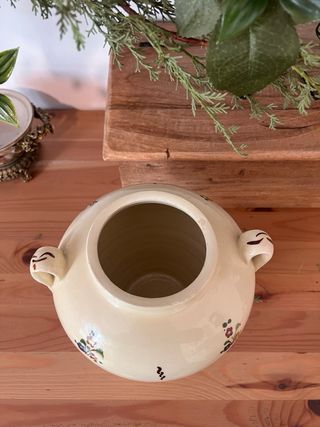 Jarrón de cerámica floral beige