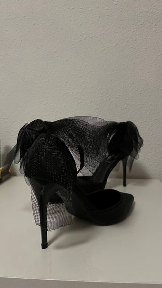 Elegantes tacones negros