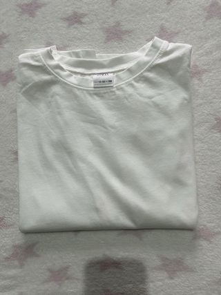 Camiseta blanca cruzada atrás