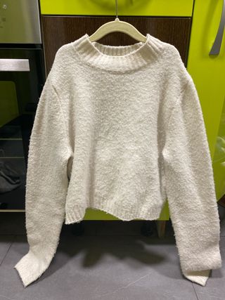 Jersey blanco roto cuello alto