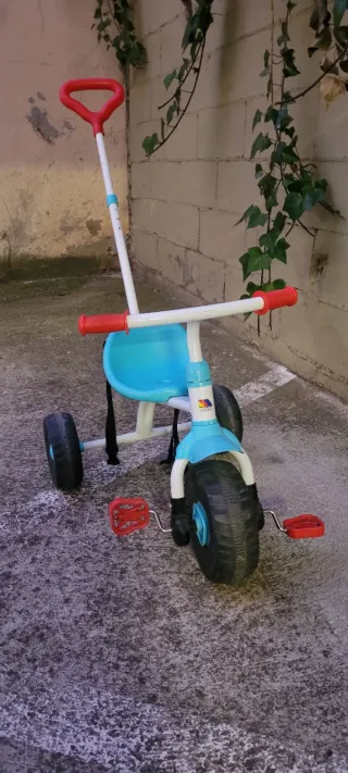Triciclo infantil con manillar