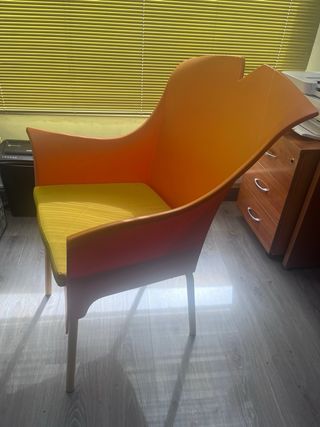 2 Sillas naranja con diseño original