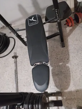 Panca pesi e macchina da palestra