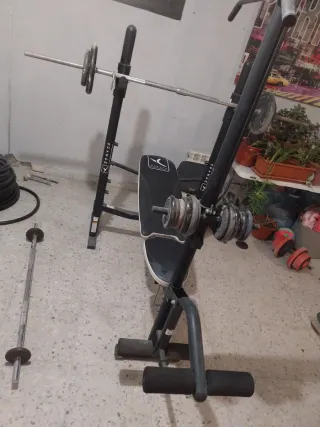 Panca pesi e macchina da palestra