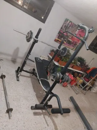 Panca pesi e macchina da palestra