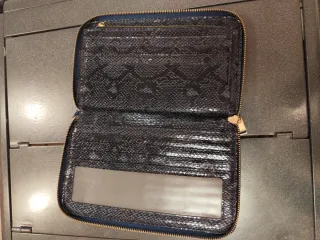 Billetera Parfois azul marino con textura