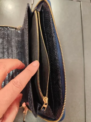 Billetera Parfois azul marino con textura