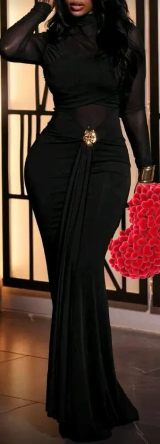 Vestido negro con transparencias