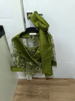 Top de ceremonia verde con bordado y chaqueta.