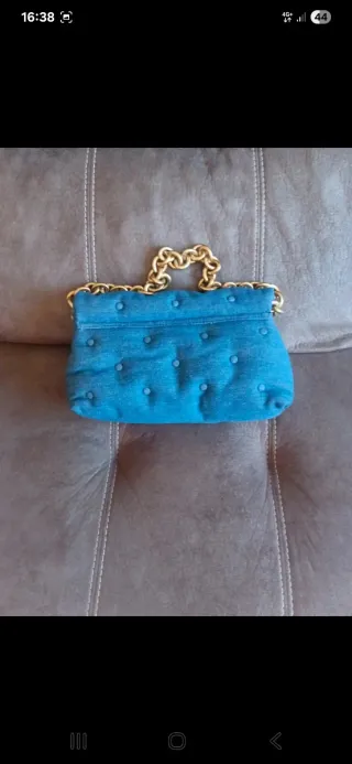 Bolso azul con cadena dorada