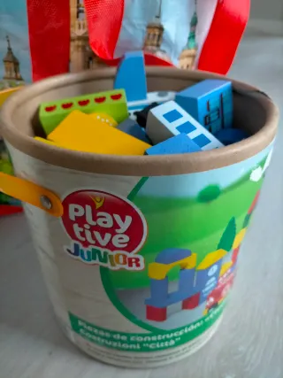 Bolsa llena de juguetes variados