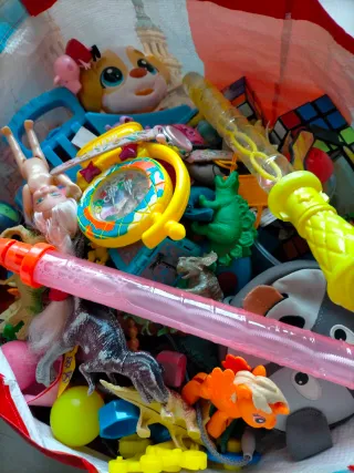 Bolsa llena de juguetes variados