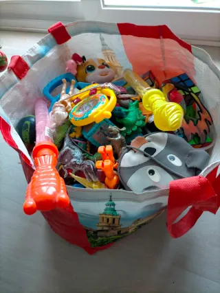 Bolsa llena de juguetes variados