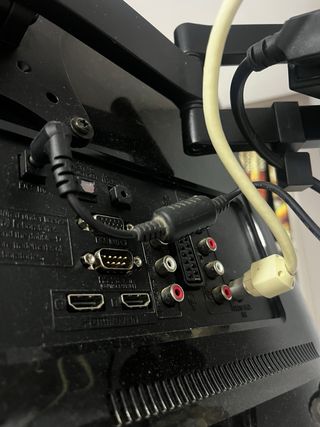 TV plana LG 21 pulgadas negra con pie