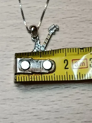 Colgante guitarra plata con circonitas.