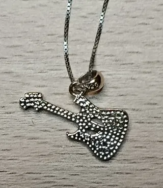Colgante guitarra plata con circonitas.