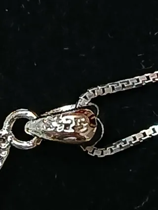 Colgante guitarra plata con circonitas.