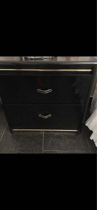 Cama de matrimonio y 2 mesitas