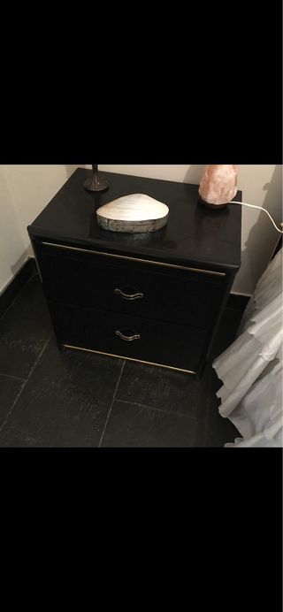 Cama de matrimonio y 2 mesitas