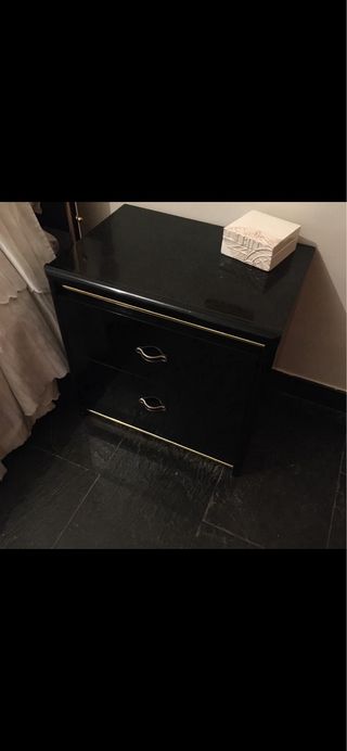 Cama de matrimonio y 2 mesitas