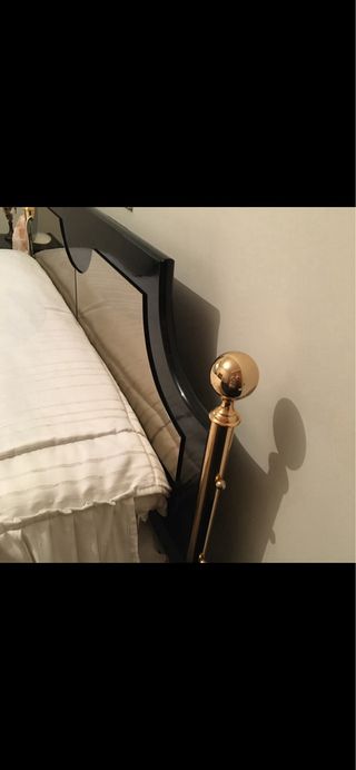 Cama de matrimonio y 2 mesitas