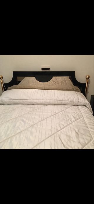 Cama de matrimonio y 2 mesitas