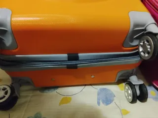 Maleta naranja con ruedas y tirador