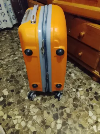 Maleta naranja con ruedas y tirador