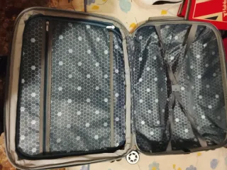 Maleta naranja con ruedas y tirador