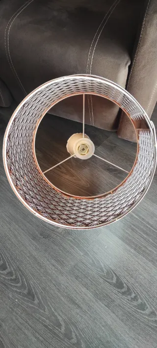 Lámpara de techo blanca y dorada