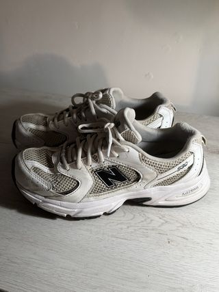 Zapatillas New Balance grises y blancas