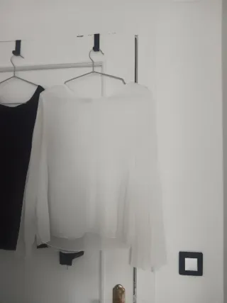 Blusas blancas y negras