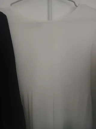 Blusas blancas y negras