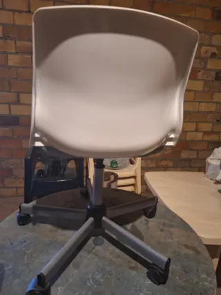 Silla de oficina blanca y gris