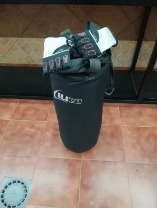 Saco de boxeo negro con cadena,y guantes.