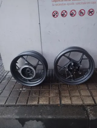 Llantas X Max 300 2024