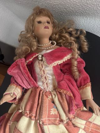 Muñeca de porcelana tradicional
