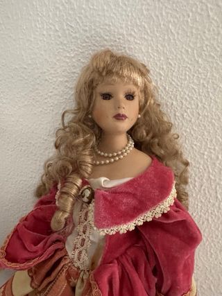 Muñeca de porcelana tradicional